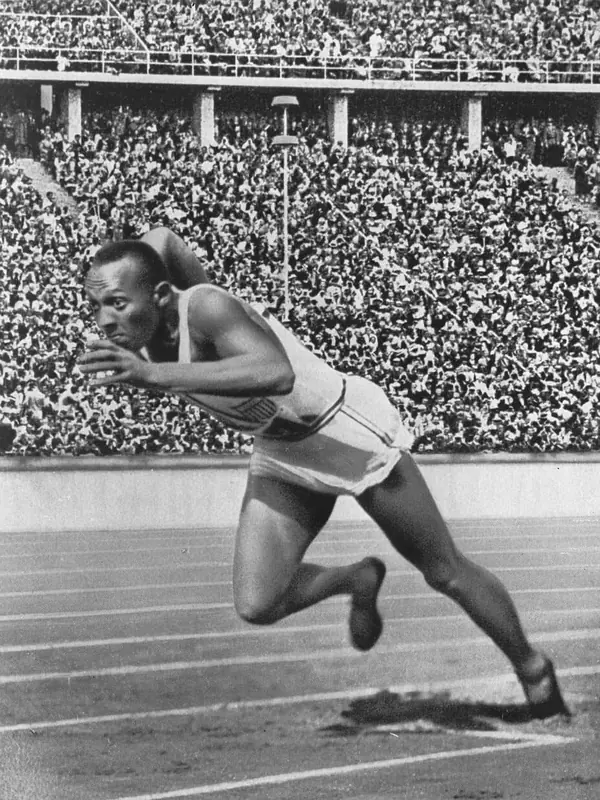 Jesse Owens beim Start der Olympischen Spiele 1936 – ein ikonischer Moment der Laufgeschichte