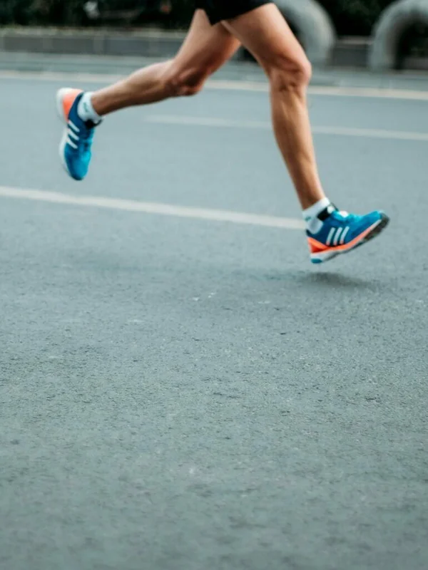 Laufstil auf der Straße – dynamischer Schritt in Bewegung